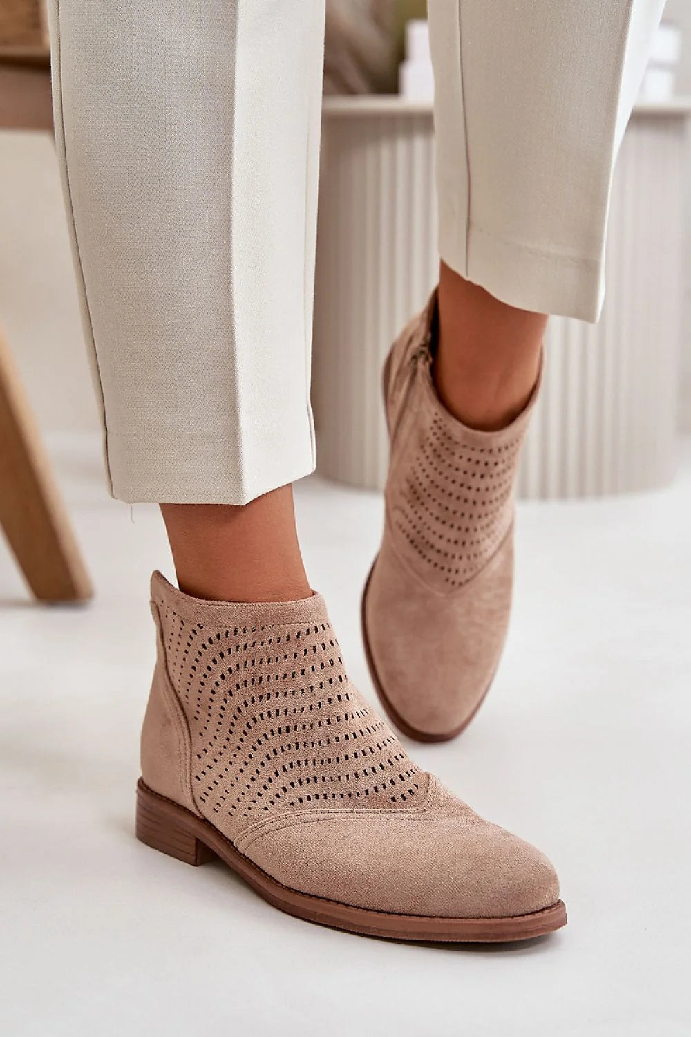 Bottines pour femmes en daim doux beige taupe perforations lignes ondulantes talon bas en bois fermeture glissière confortable style élégant moderne