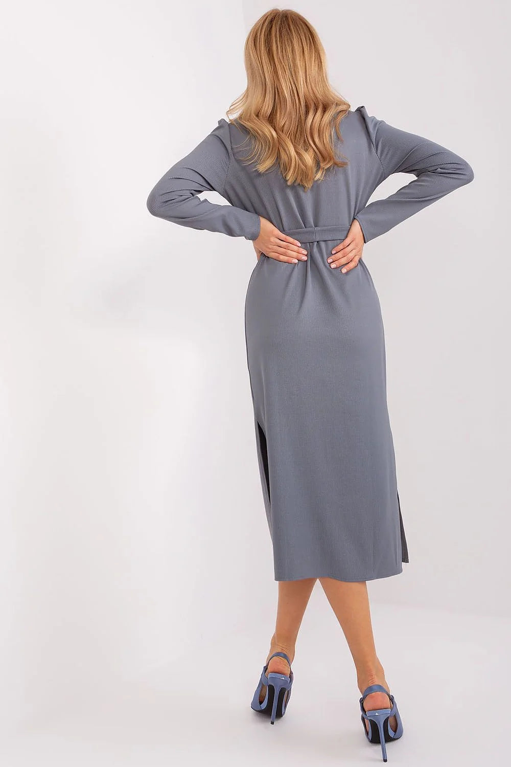 Robe longue élégante manches longues ceinture intégrée tissu fluide couleur gris clair occasion多formelle femme