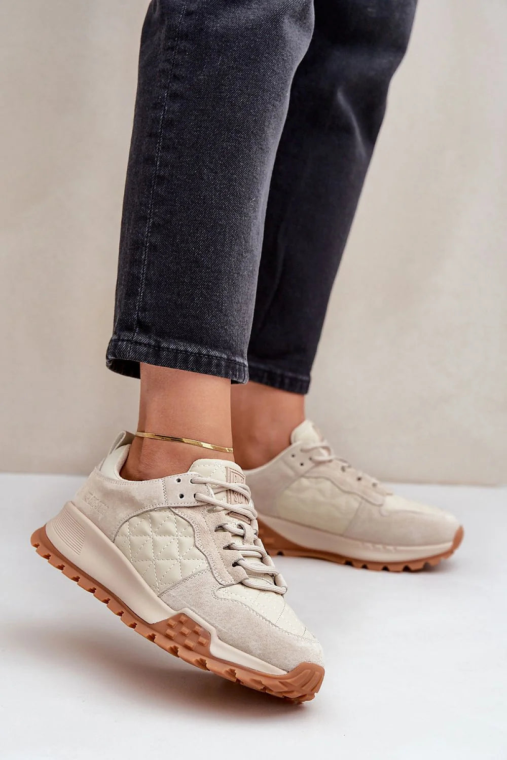 Chaussures de sport modernes pour femmes, cuir et daim, confort et style, occasion quotidienne et décontractée