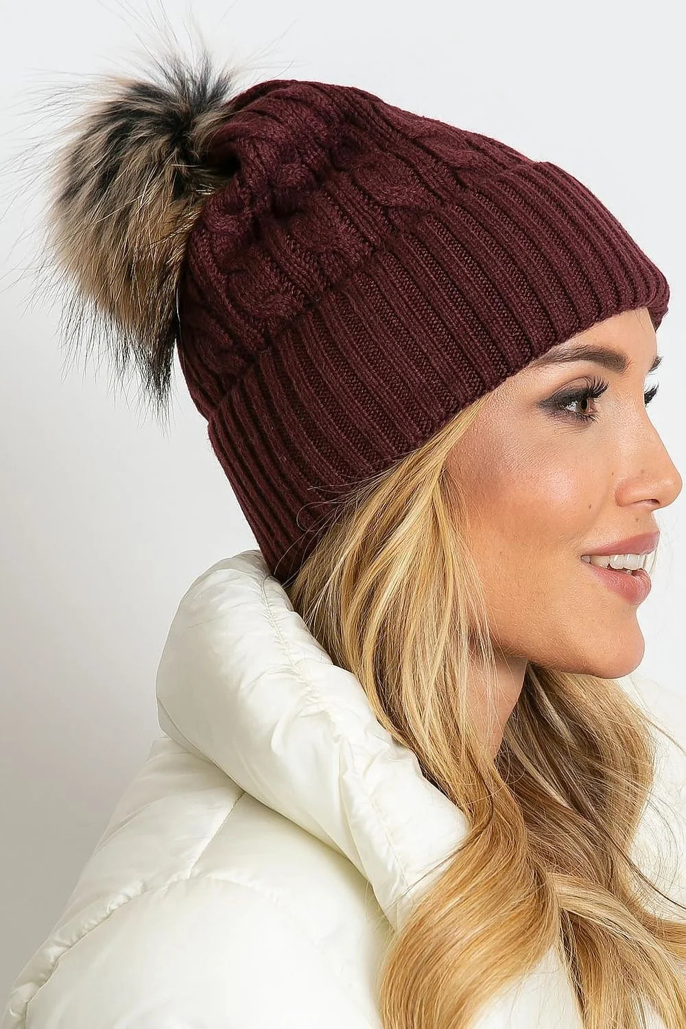 Bonnet d'hiver en tricot bordeaux profond avec bords côtelés et pompon en fausse fourrure noire acrylique coton cachemire femme