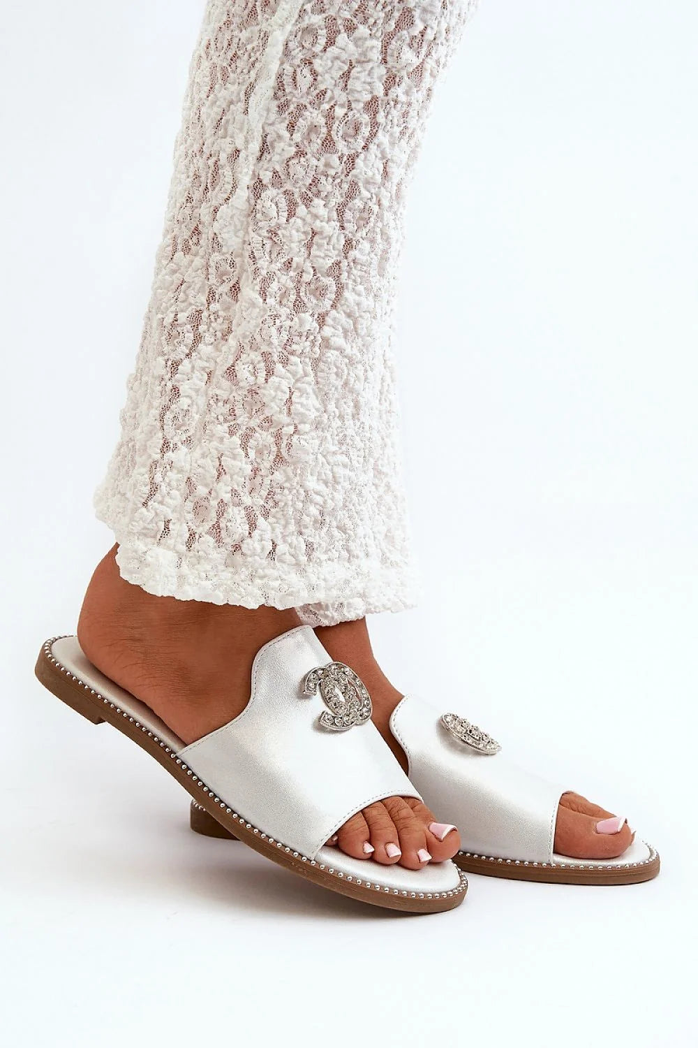 Sandales élégantes pour femmes ouvertes à bout ouvert ornement métallique circulaire cuir artificiel blanc argenté semelle plane marron perles métalliques occasion versatile été soir