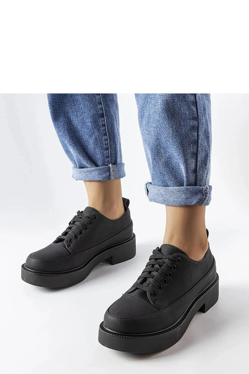 Chaussures basses modernes femmes design épuré semelle épaisse talon plat cuir écologique noire lacets ajustables confort summer