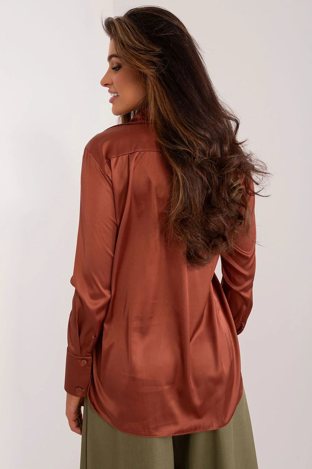 Chemise manche longue col à pointes tissu satin couleur marron rouille coupe ajustée pantalon large tissu laine couleur olive ensemble élégant femmes