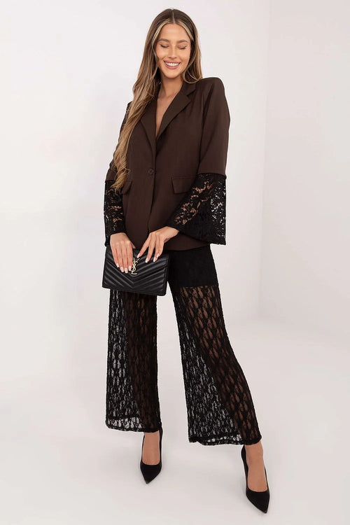 blazer tailleur femme marron chocolat bouton unique col cranté coupe droite oversize poches rabat épaulettes cousues manches dentelle