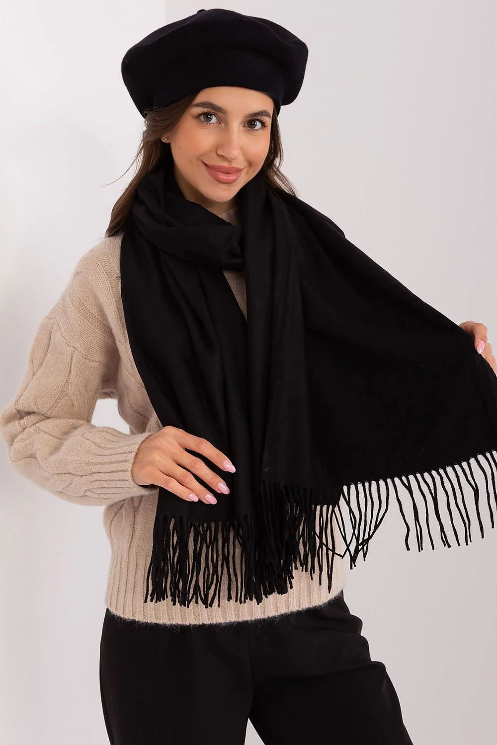 Châle AT assorti à un béret et un pull tricoté maille torsadée pour femmes style classique et moderne