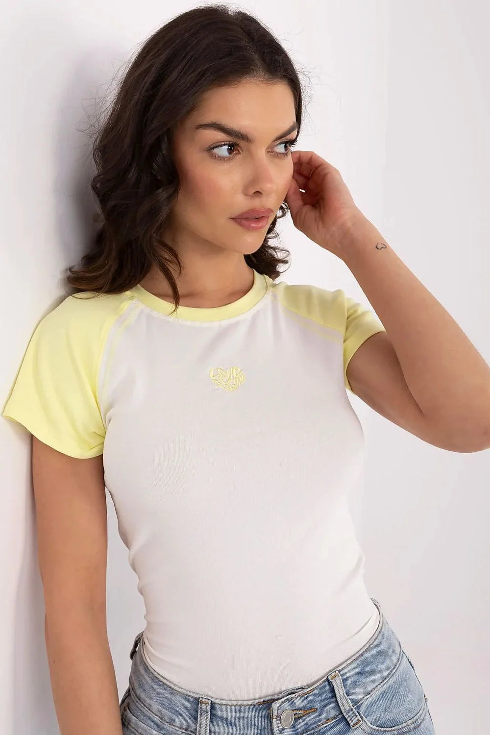 T-shirt femme style raglan manches courtes jaune pastel blanc ajusté confortable logo discret