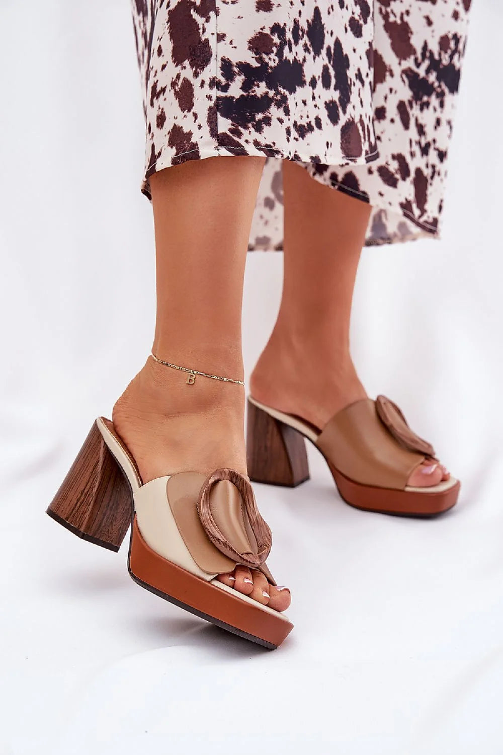 mules femmes design contemporain audacieux plateforme talon haut robuste cuir synthétique dégradé beige marron imitation bois cercle décoratif semelle épaisse
