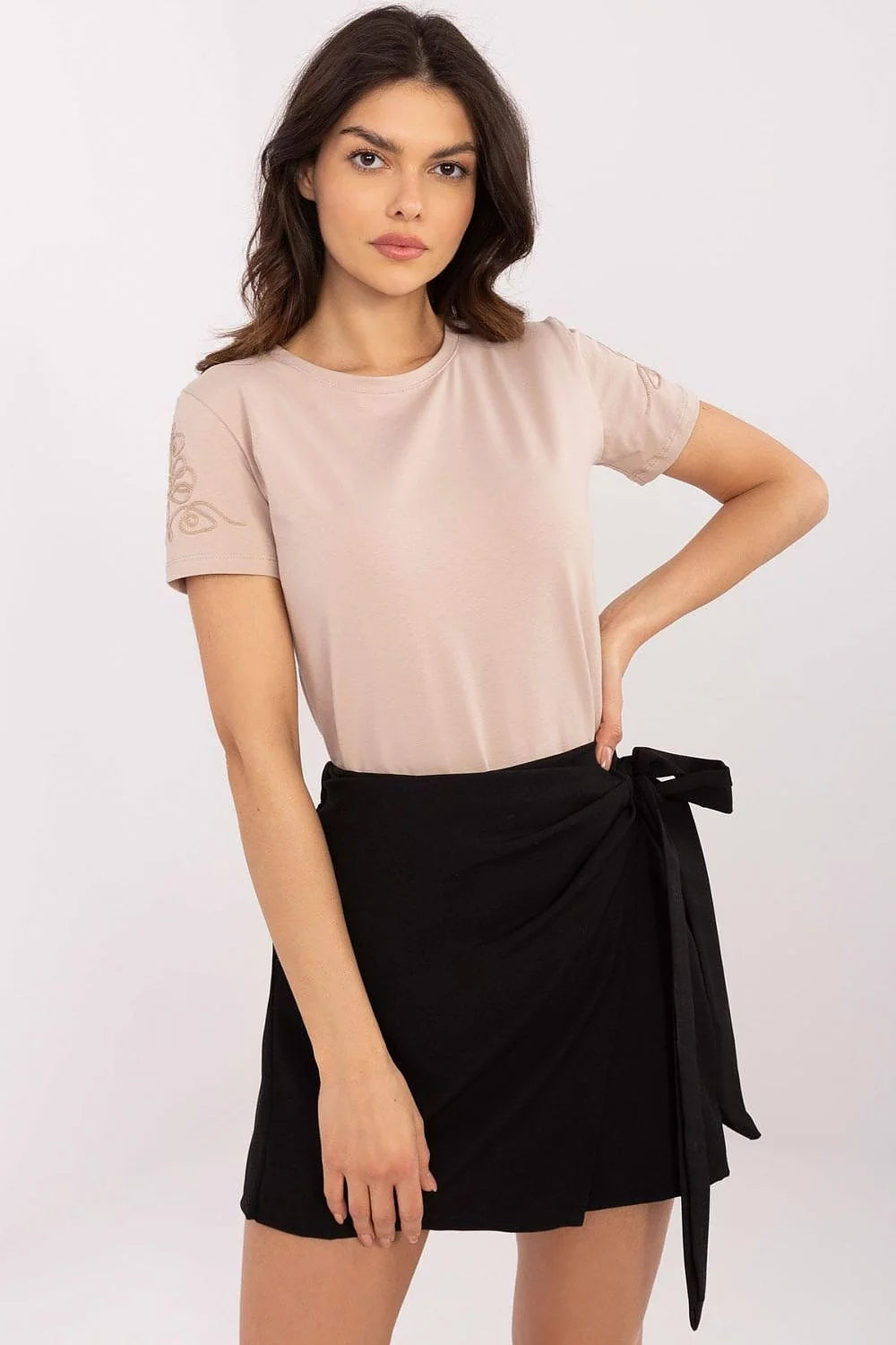 Ensemble mode femme haut col rond manches courtes brodées jupe droite courte élégance moderne occasion semi-formelle