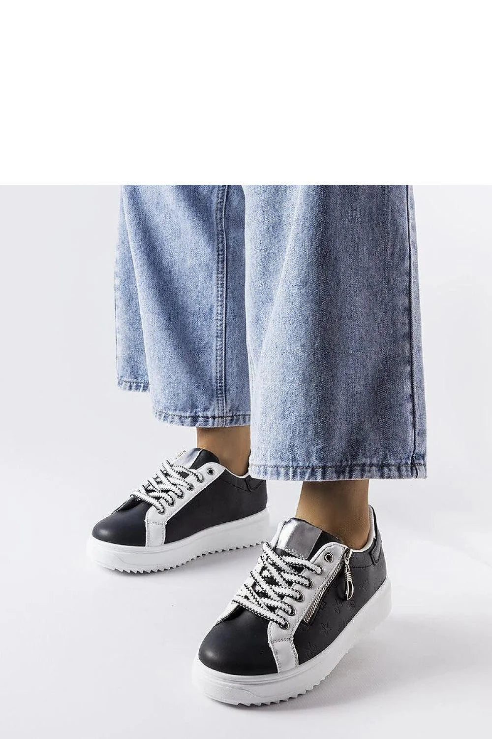 Solea baskets sneakers femmes noires bicolores similicuir empiècements blancs semelle plateforme crantée blanche lacets bicolores zip latéral confortable antidérapante élégantes