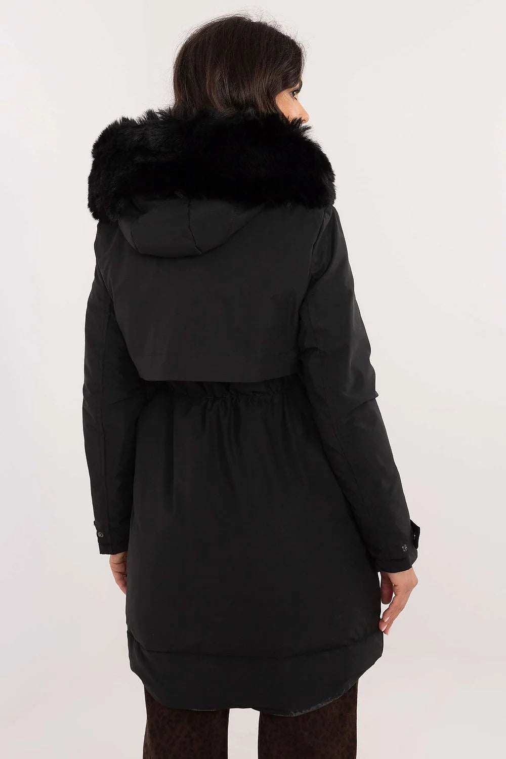 parka noire femme coupe ajustée mi longue capuche bordée fausse fourrure amovible imperméable thermique doublée poches zippées