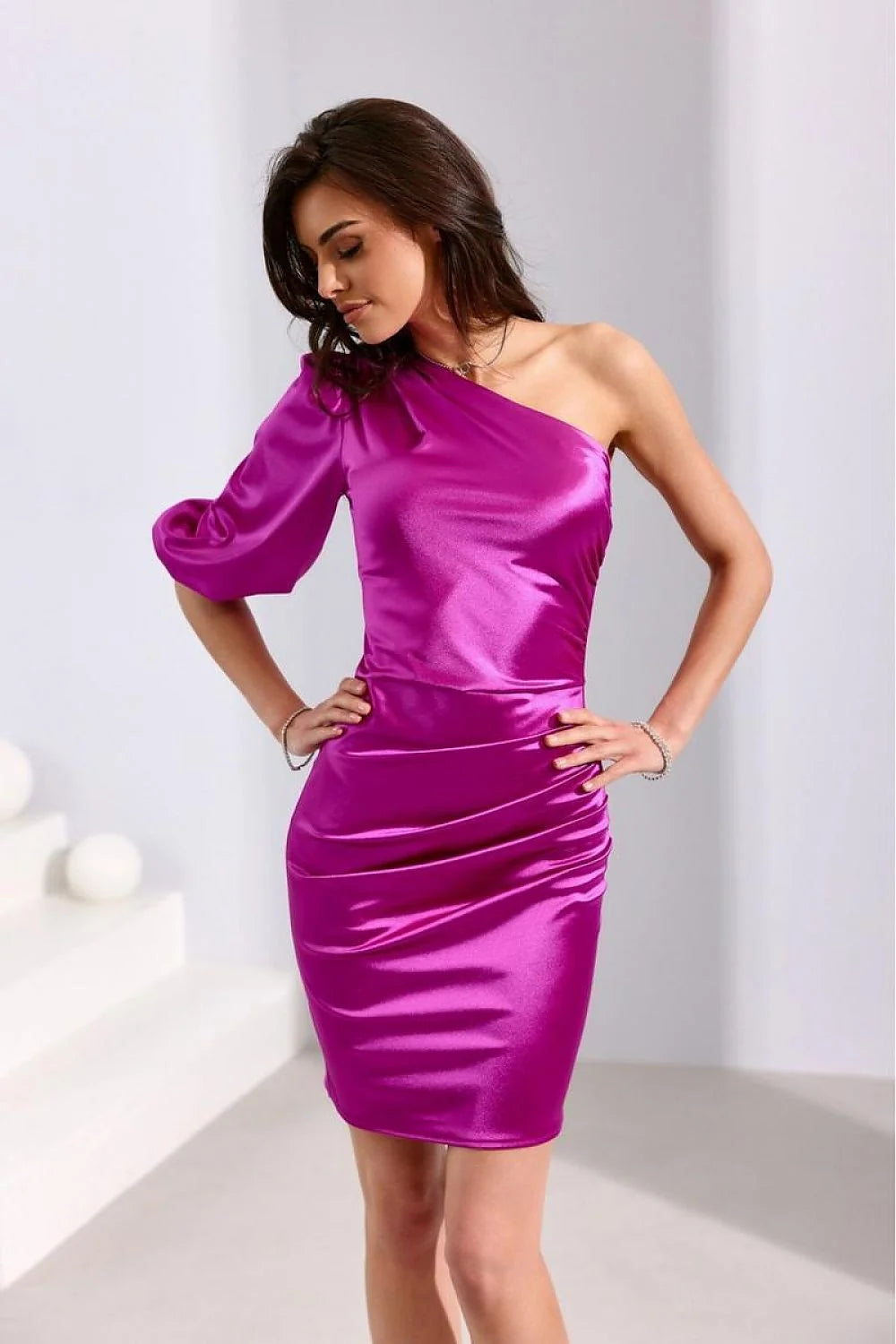 Robe de soirée asymétrique manche ballon épaule nue satin fuchsia taille élastique ajustable femme