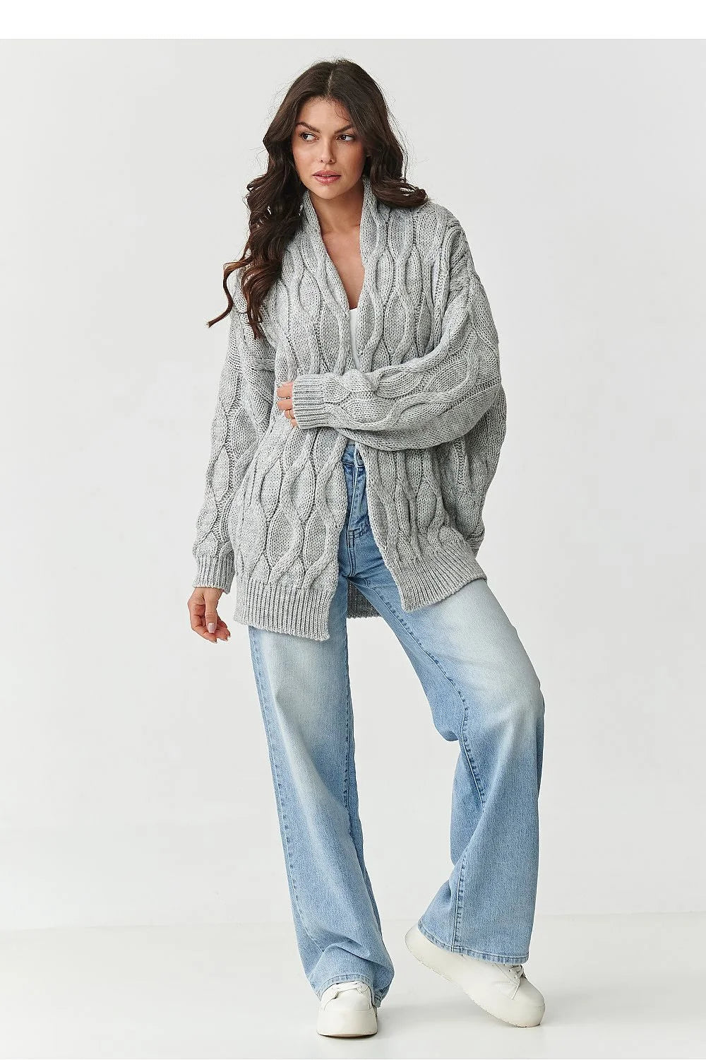 cardigan femme oversize maille torsadée épaisse col châle coupe ouverte longueur hanches manches bouffantes chaud doux acrylique polyamide gris clair