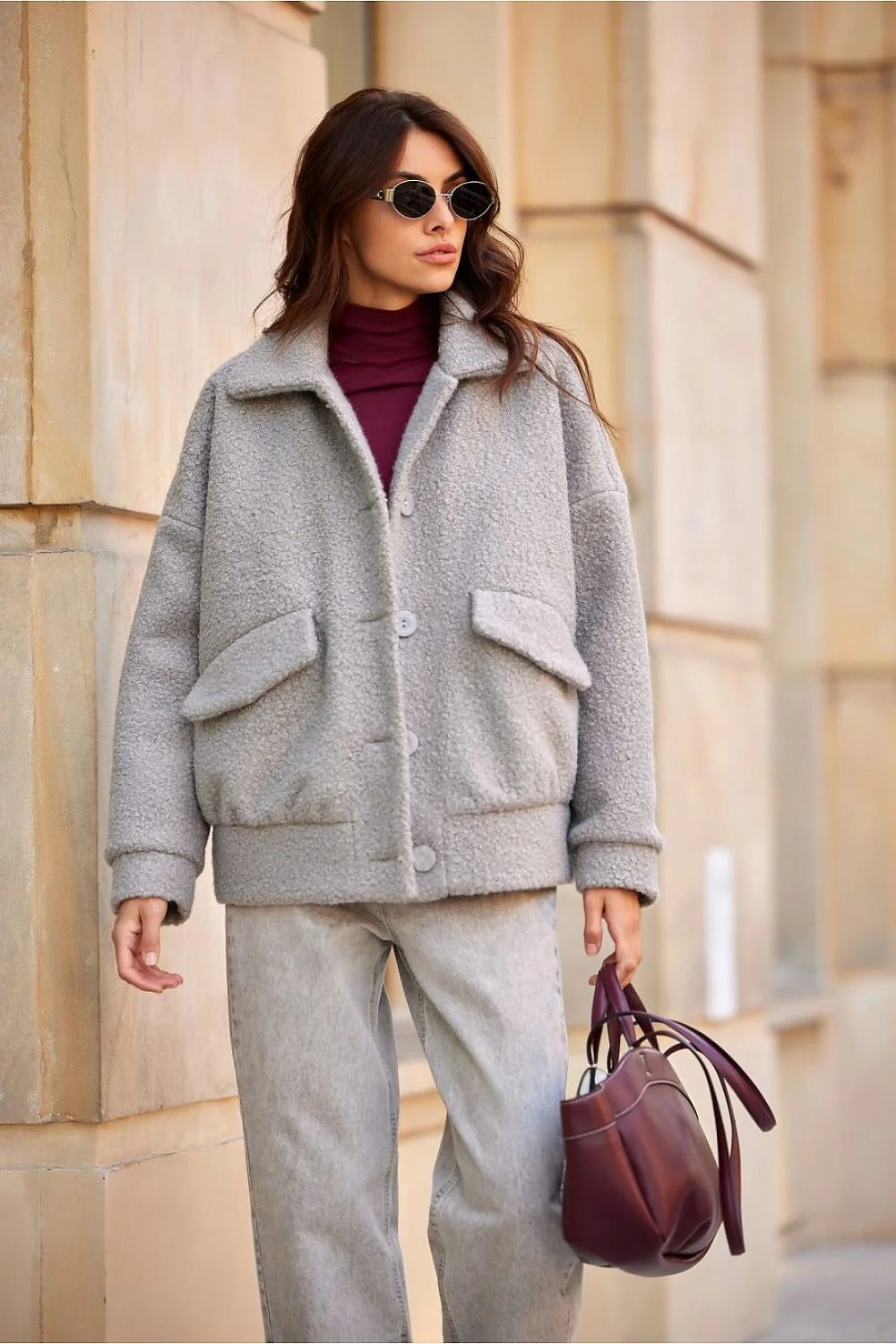 Manteau pour femme moderne et décontracté gris clair matériau tendance laine bouclée style casual chic coupe ample droite manches longues boutons fermeture poches à rabat