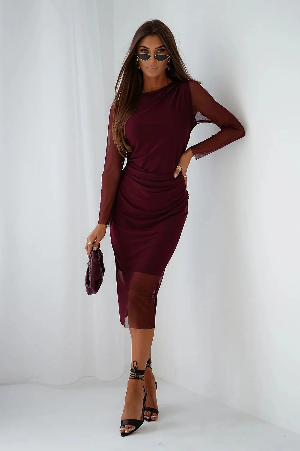 robe soirée bordeaux tulle midi moulante stretch manches longues empiècements transparents col rond drapé flatteur silhouette cintrée élégante