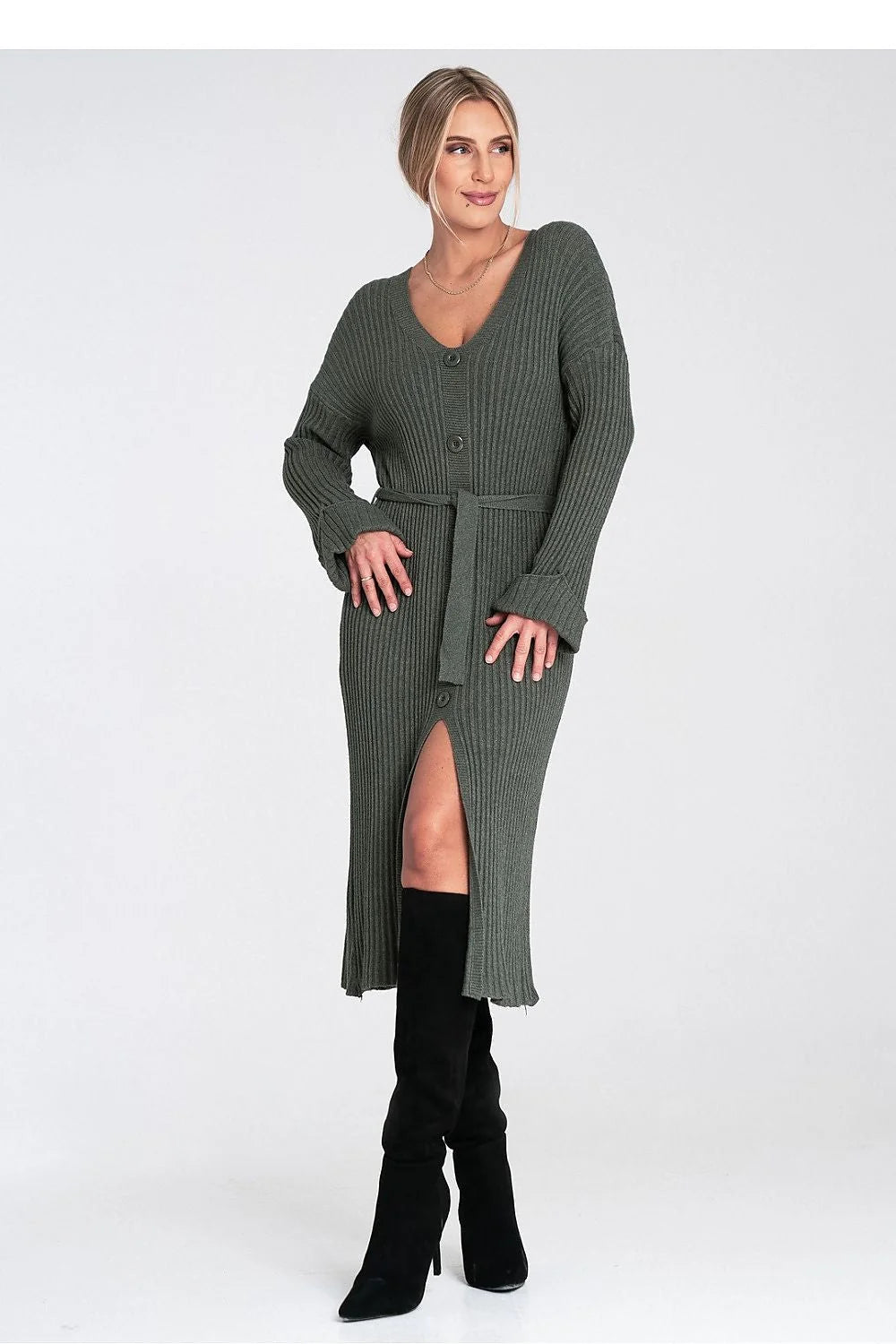 robe cardigan midi maille côtelée vert kaki coupe droite encolure V manches longues épaules tombantes fermeture boutonnée gros boutons ceinture