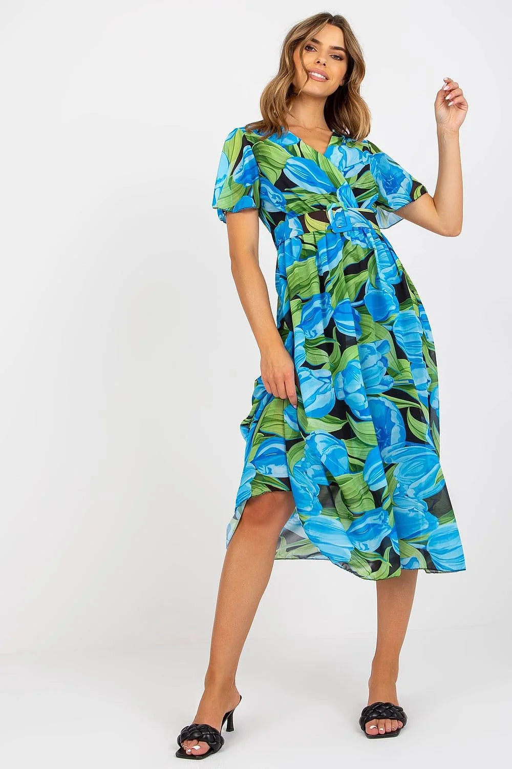 Robe de jour style floral manches courtes coupe évasée détails fins tissu léger confortable femme
