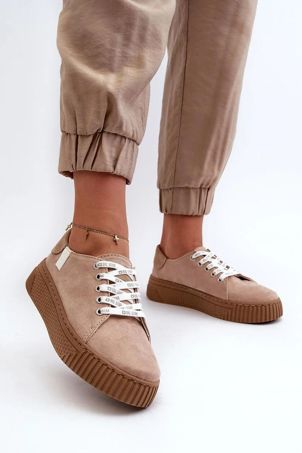 Baskets femme suédine beige plateforme épaisse semelle crantée bout rond lacets blancs imprimés œillets métalliques col rembourré