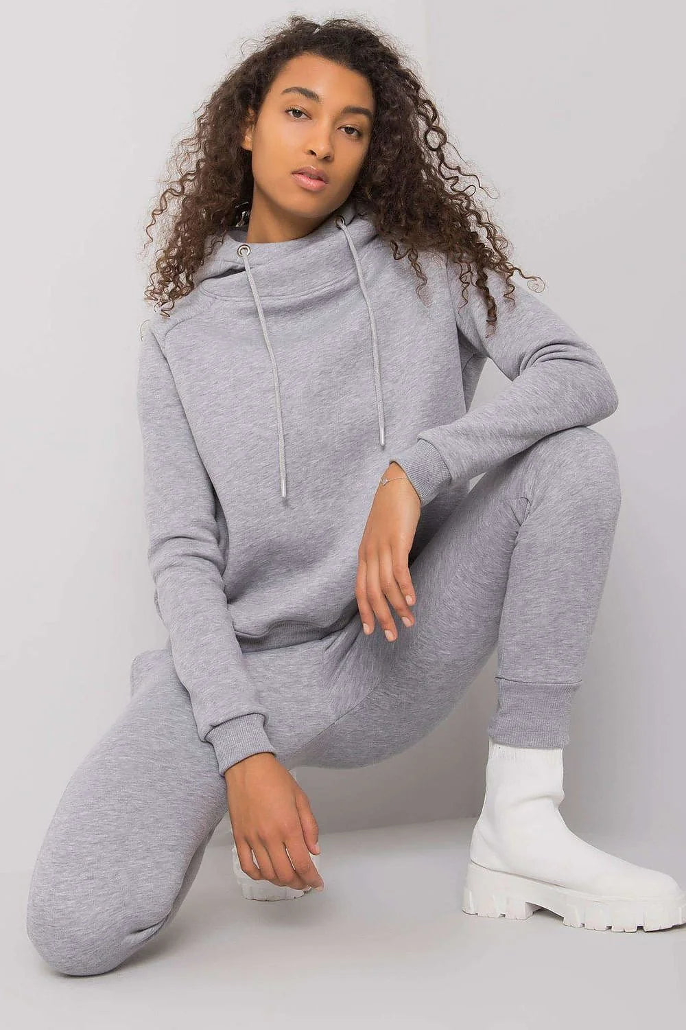 Ensemble de survêtement pour femmes sweat à capuche pantalon coordonné couleur noire matière coton élasthanne taille ajustée sportswear décontracté