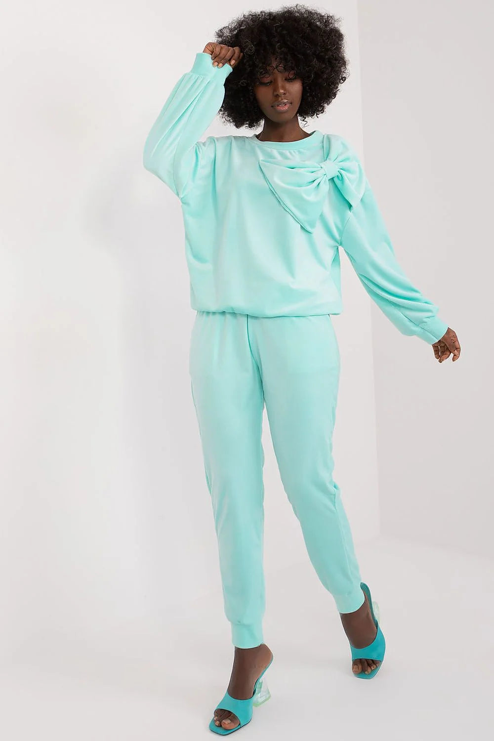 Ensemble mode femme Italy Moda manches longues pantalon jogger bleu clair coupe ample élastiquée nœud épaule