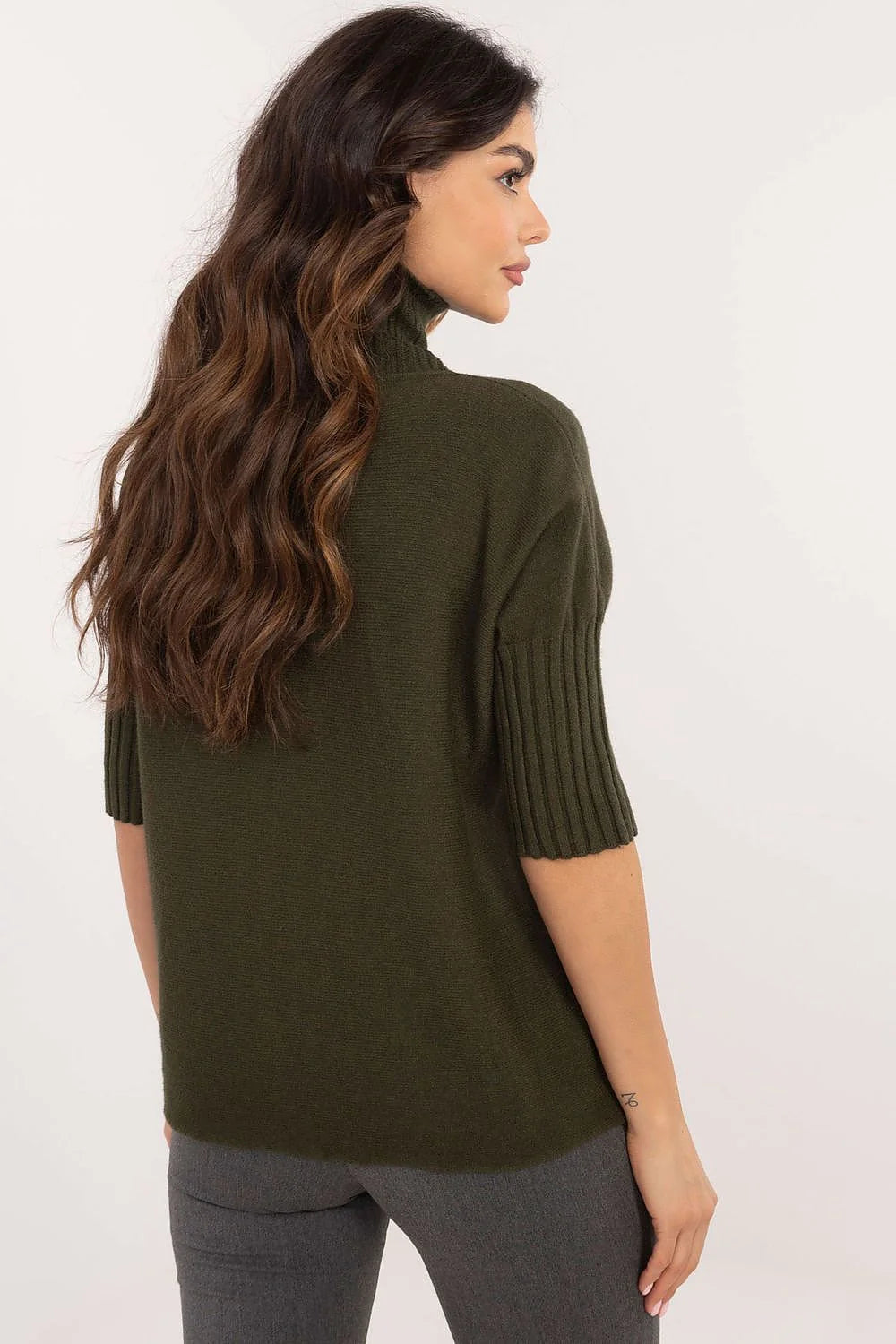 Pull à col roulé pour femme vert olive manches courtes texture lisse matière douce style décontracté chic