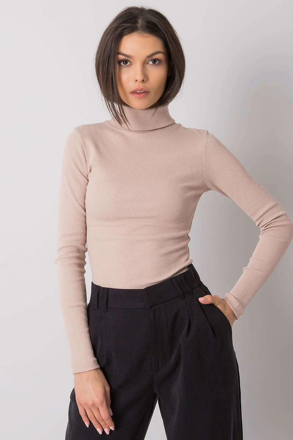 Haut à col roulé élégant pour femme en maille fine, couleur rouge audacieuse, coupe ajustée, manches longues, fabrication de qualité, idéal pour tenues sophistiquées