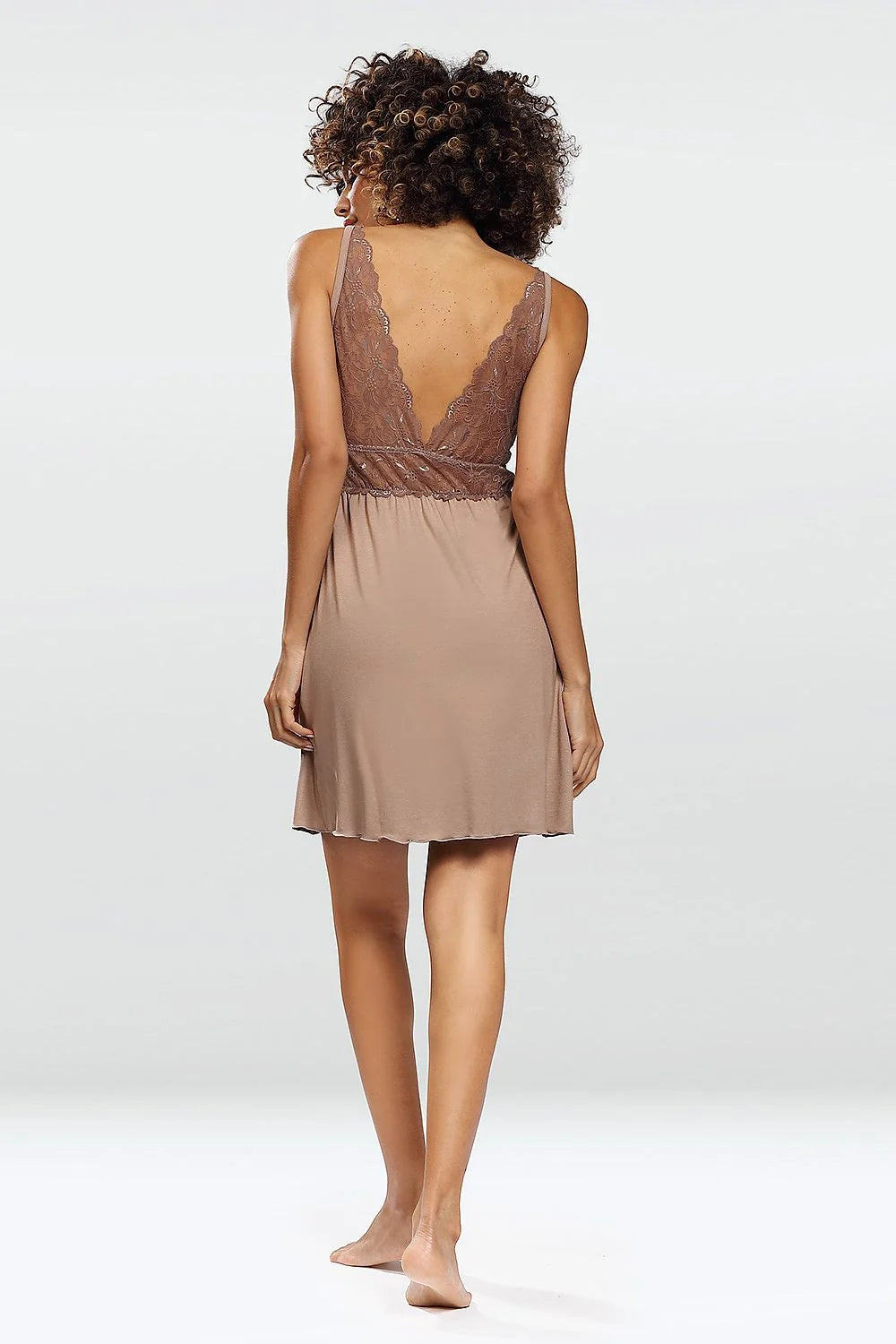Nuisette dentelle marron romantique élégante courte bretelles fines soirée détente féminine silhouette sublimée