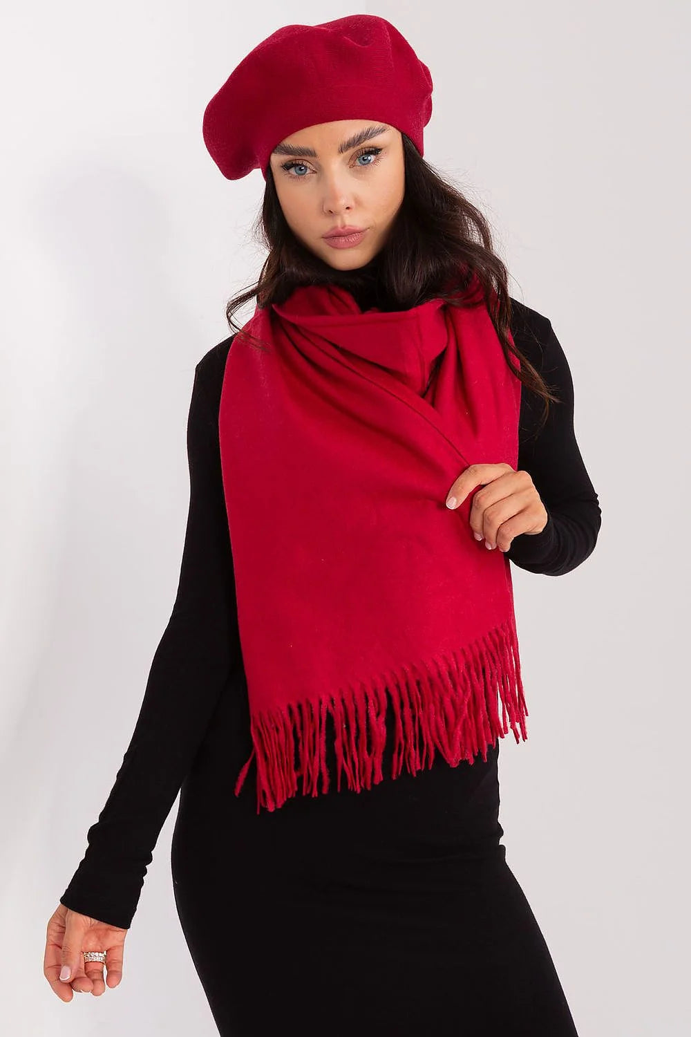Écharpe et béret en laine rouge vif pour femme, accessoires mode hiver 2023, style chic et intemporel, cadeau Noël