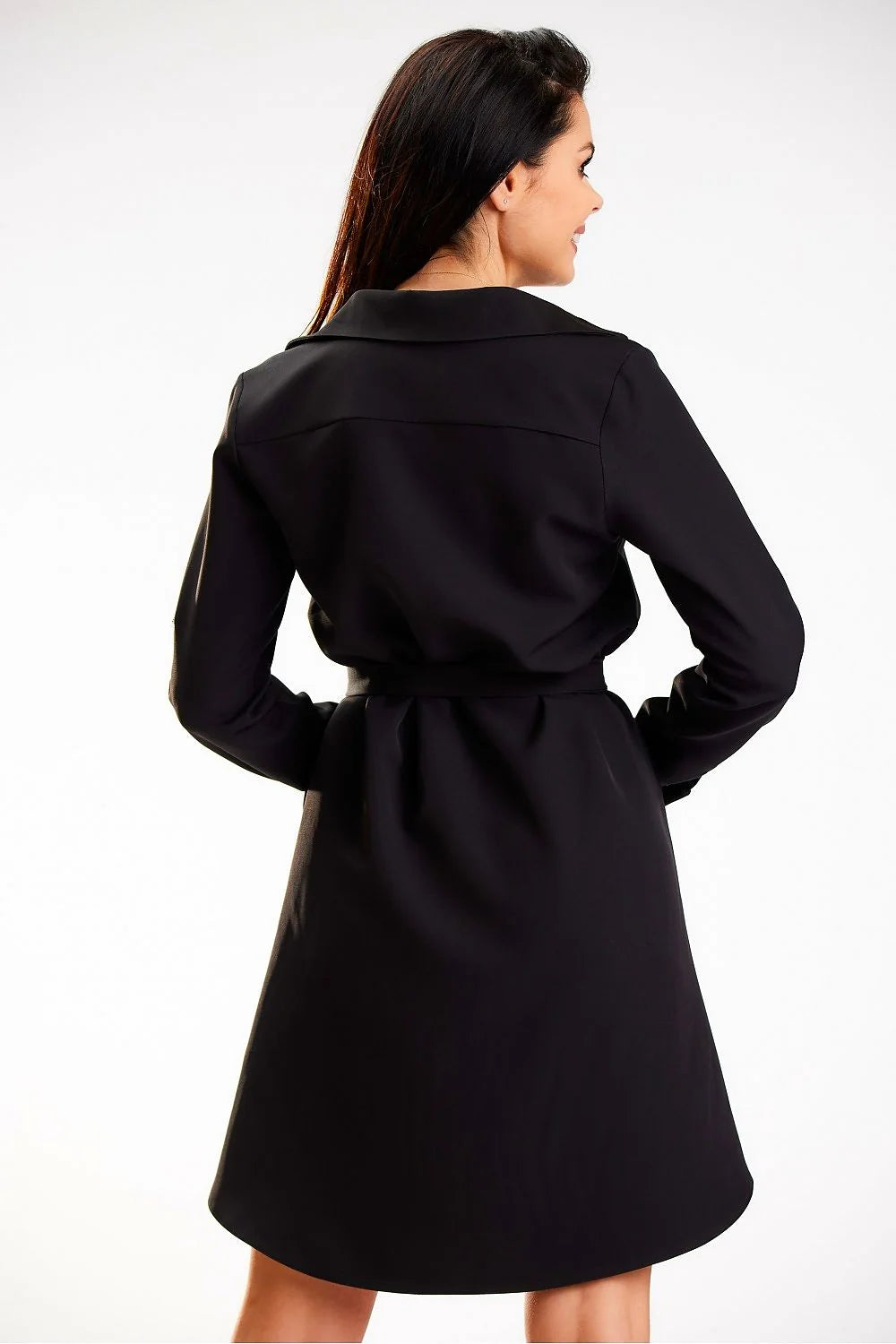 robe chemise noire manches longues ceinture détachable ajustable coupe ajustée col classique boutons métal dorés tissu crêpe fluide