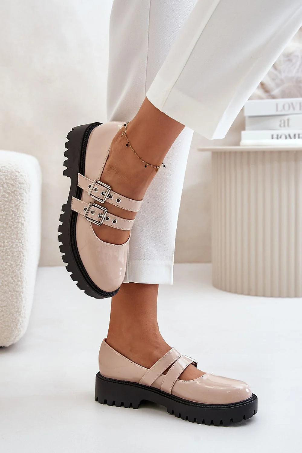 Chaussures Mary Jane femmes style moderne élégant tige vernie effet cuir semelle épaisse bride ajustable boucle métallique couleur nude rosée