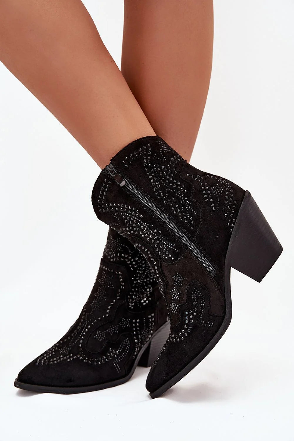 Bottines western suédine écologique noires talon bloc moyen bout amande fermeture éclair latérale strass clous doublure fausse fourrure confortable bohème