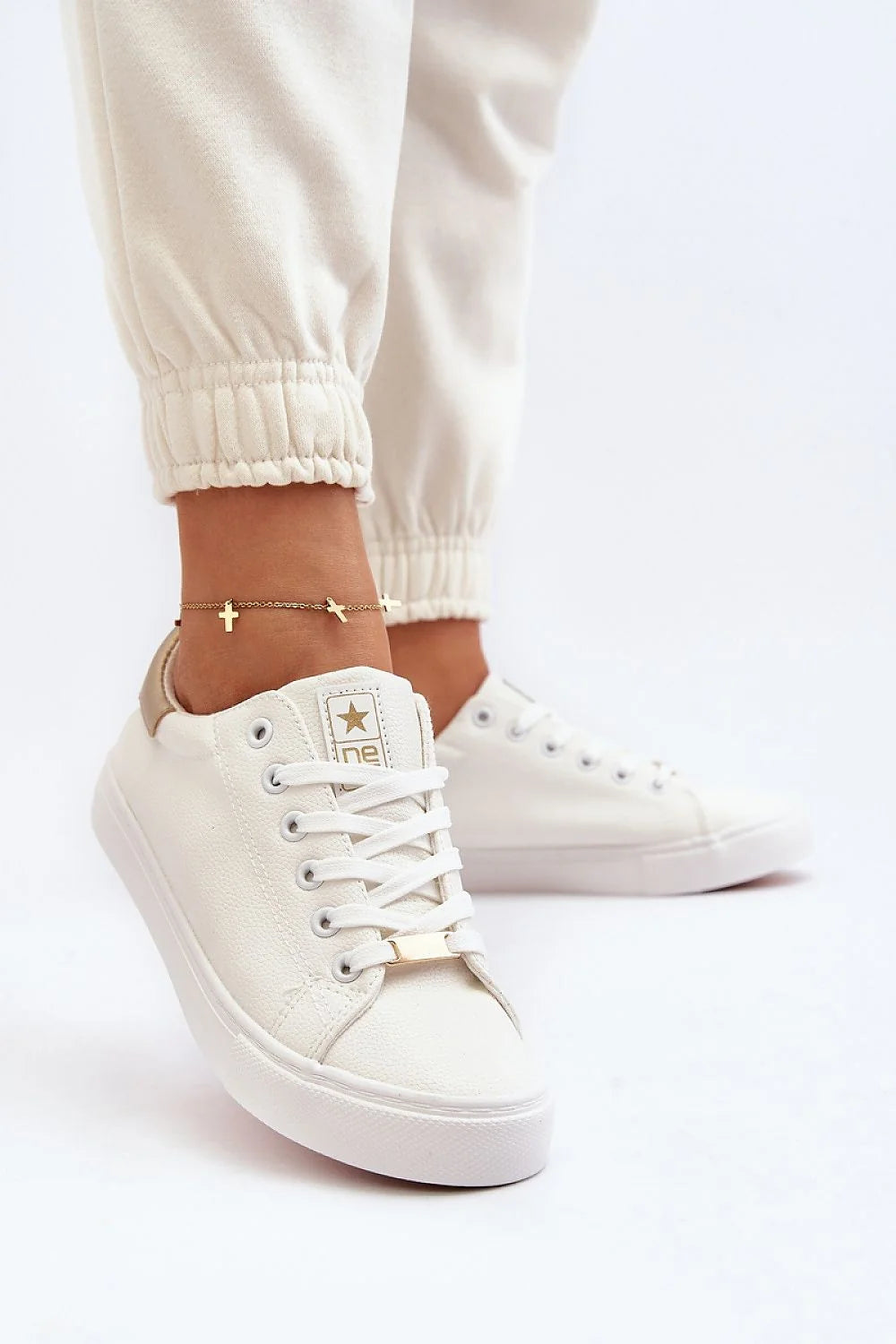 Baskets femmes design moderne minimaliste cuir artificiel élégance confort style casual couleur blanc cassé talon doré semelle épaisse occasions multiples