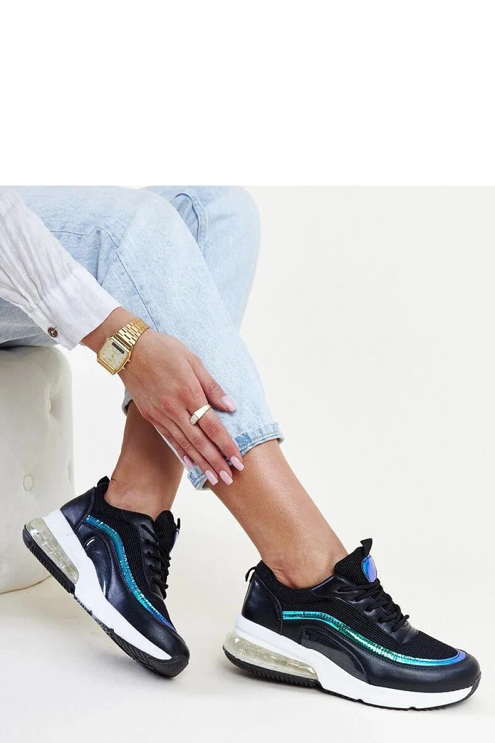 Sneakers modernes audacieuses pour femme, design sportif, détails irisés bleu turquoise, cuir synthétique mesh, confort, semelle épaisse, usage quotidien