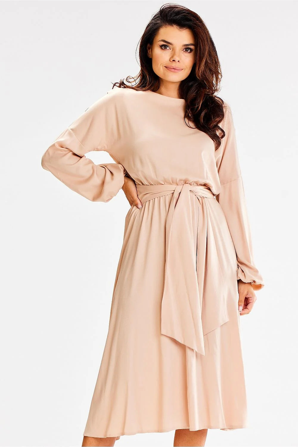 Robe de jour moderne épurée mi-mollet manches longues beige nude ceinture élastique taille ajustable femme viscose elastane