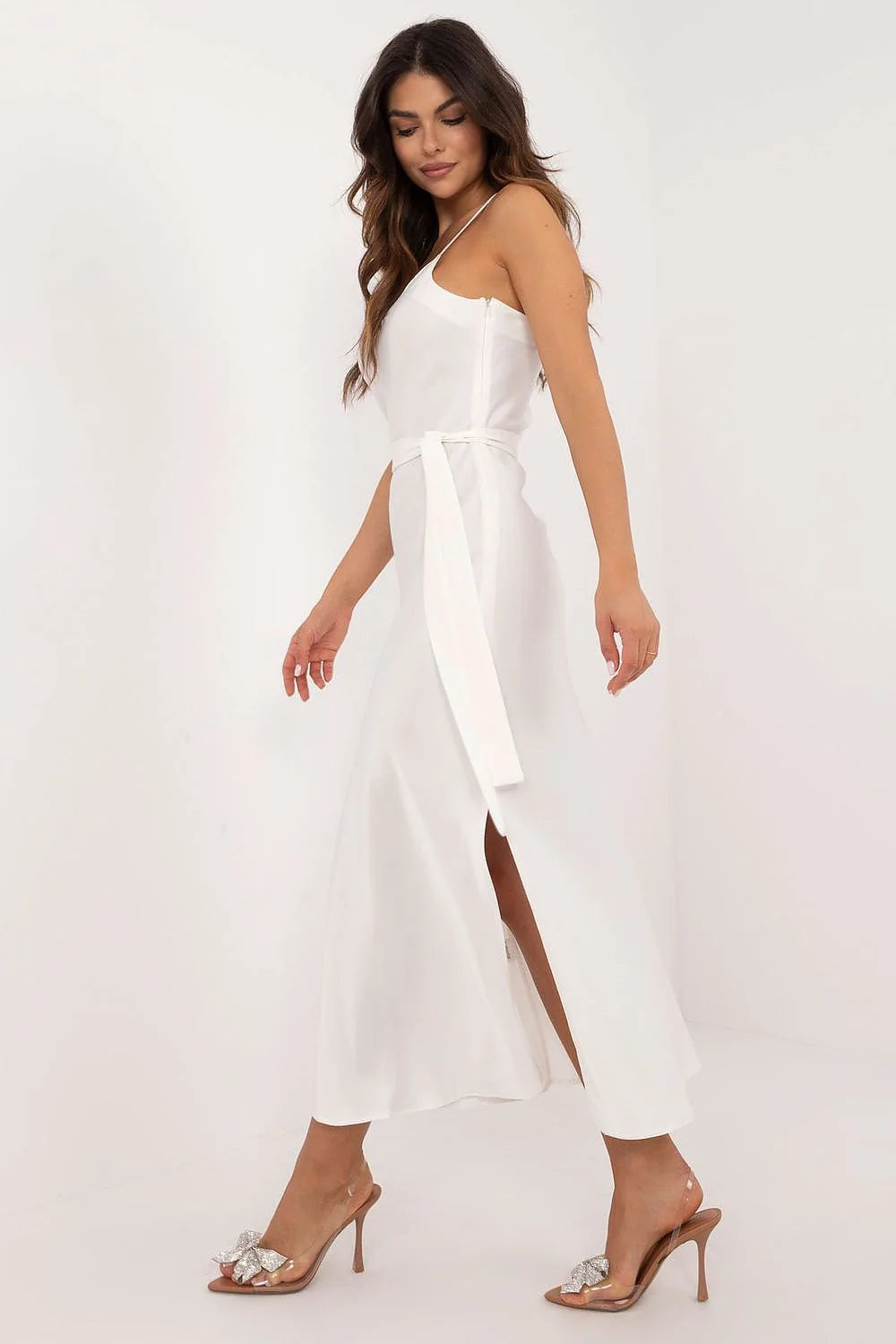 robe soirée élégante longue manches courtes décolleté V bretelles fines buste ajusté jupe évasée ceinture nouée satinée fluide blanc