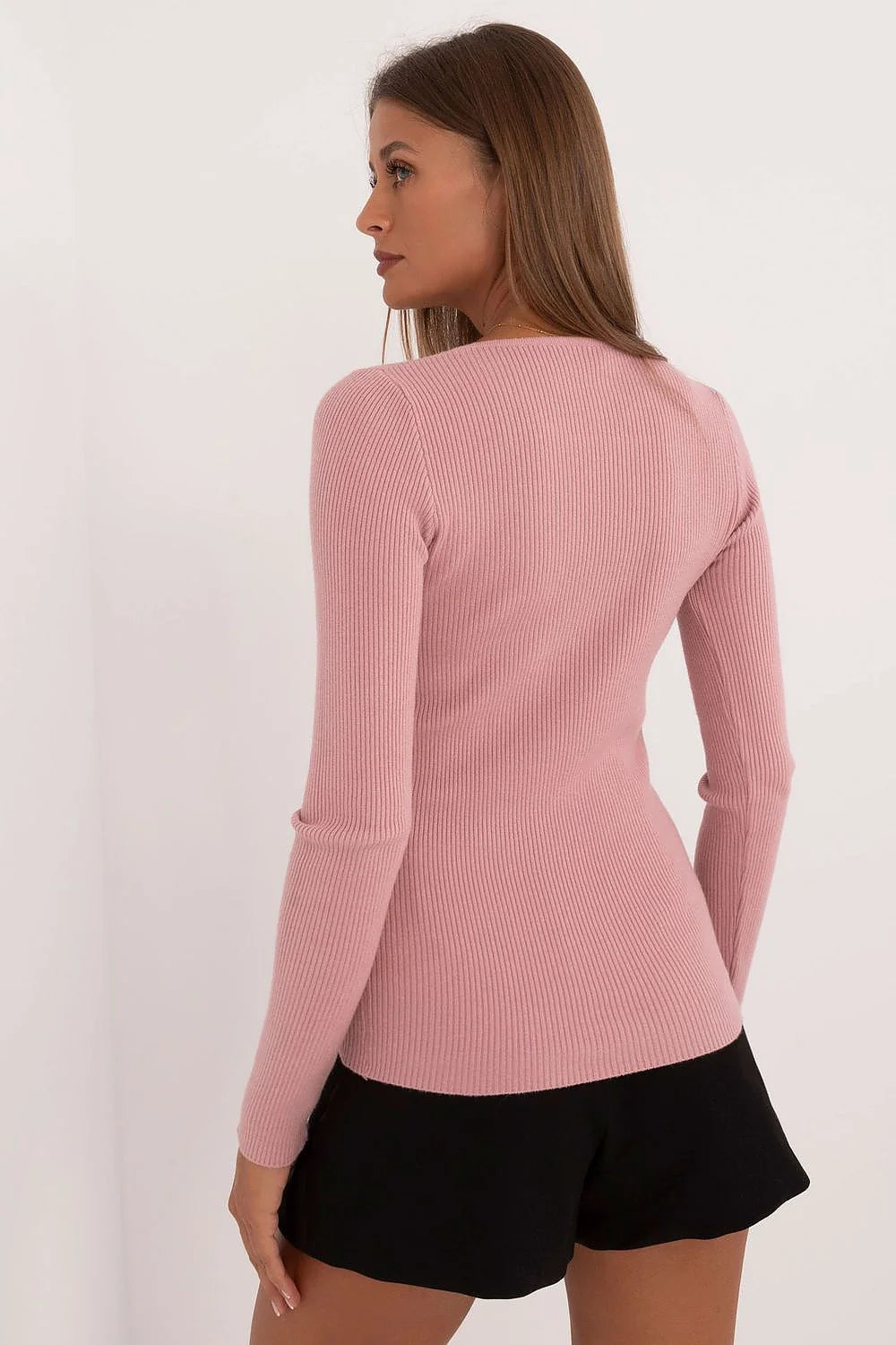 Ensemble chic femme haut ajusté rose pâle jupe mini noire fente détails boutons dorés style moderne occasions cocktails sortie ville