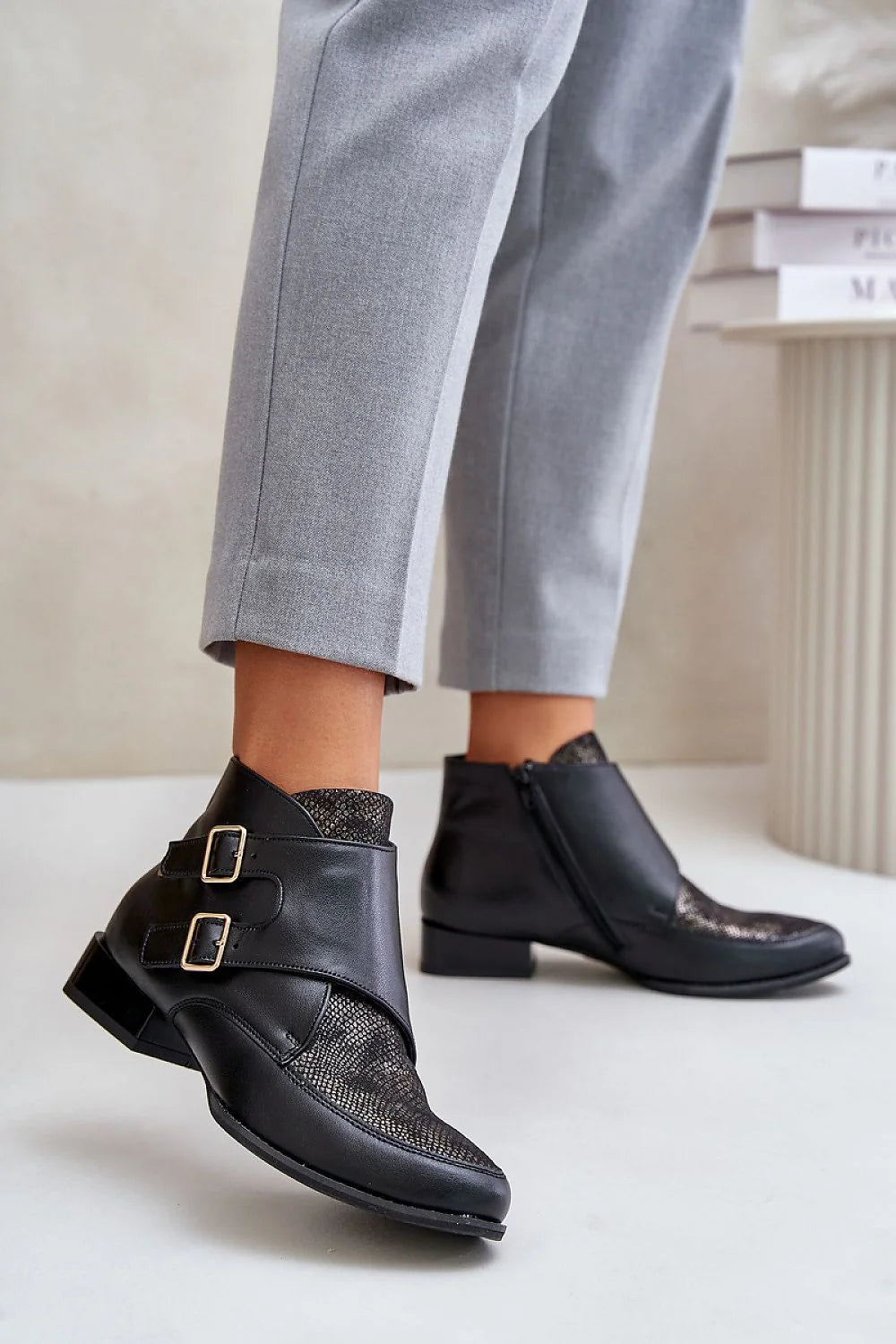 Bottines en cuir noir pour femmes, design moderne, talon carré, détails en métal doré, confort et style élégant