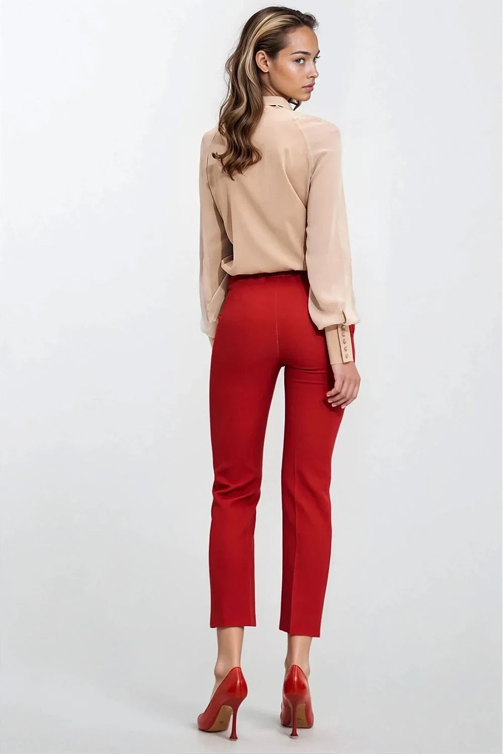 chemisier beige satiné fluide col lavallière noué pussybow coupe droite manches raglan poignets larges boutons dorés