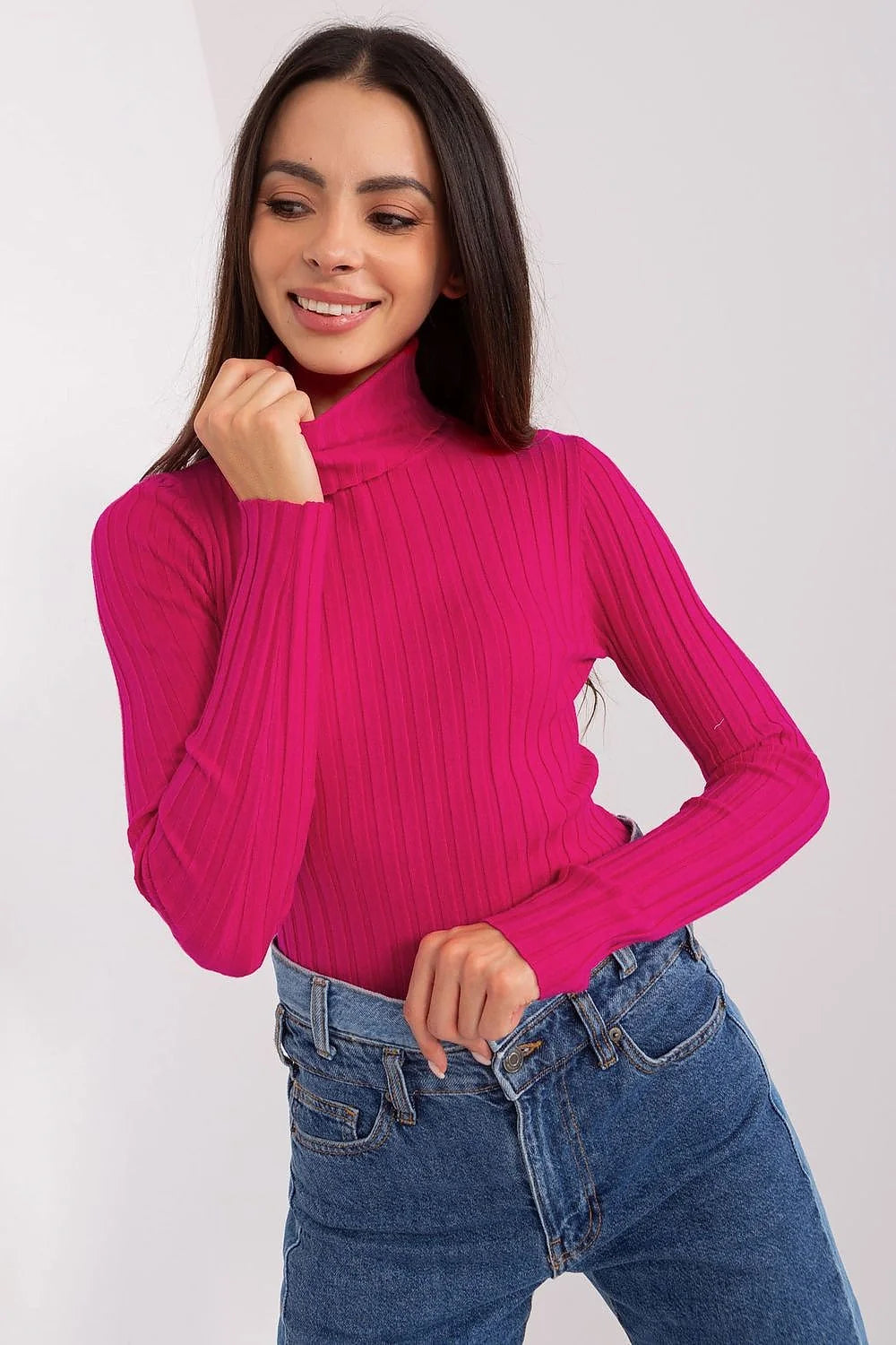 Pull féminin col roulé style classique tissu côtelé matériau doux couleur rose fuchsia manches longues coupe ajustée