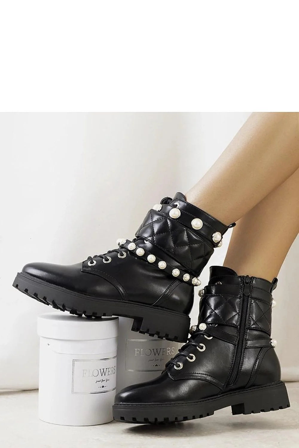 Bottes en cuir noir chic et robuste avec perles blanches pour mode automne-hiver femme