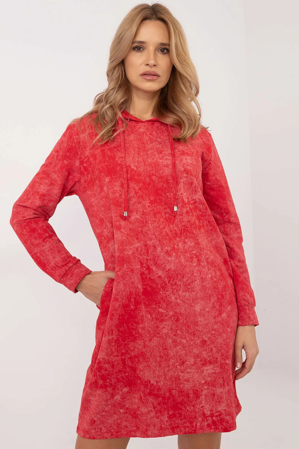 Robe de style décontracté moderne à capuche en coton élasthanne rouge délavé manches longues poches latérales finitions soignées femme