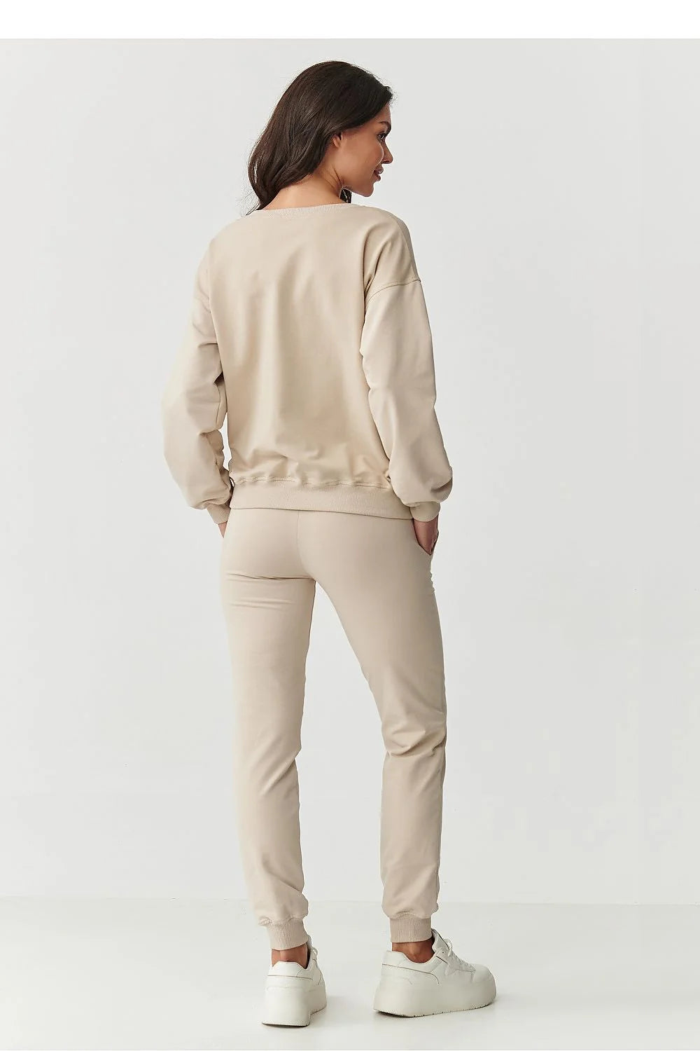 ensemble femme sweat jogger beige sable molletonné doux coupe décontractée épaule basse broderie discrète taille élastique poches latérales minimaliste confortable