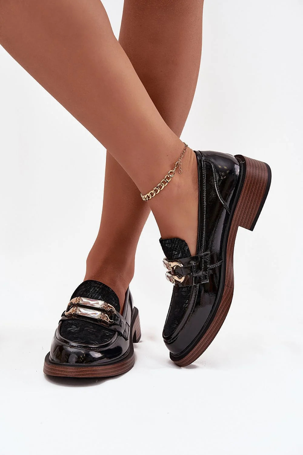 mocassins femme cuir naturel verni noir embossé texturé bout rond bijou doré cristaux talon bloc bas semelle intérieure souple compensée