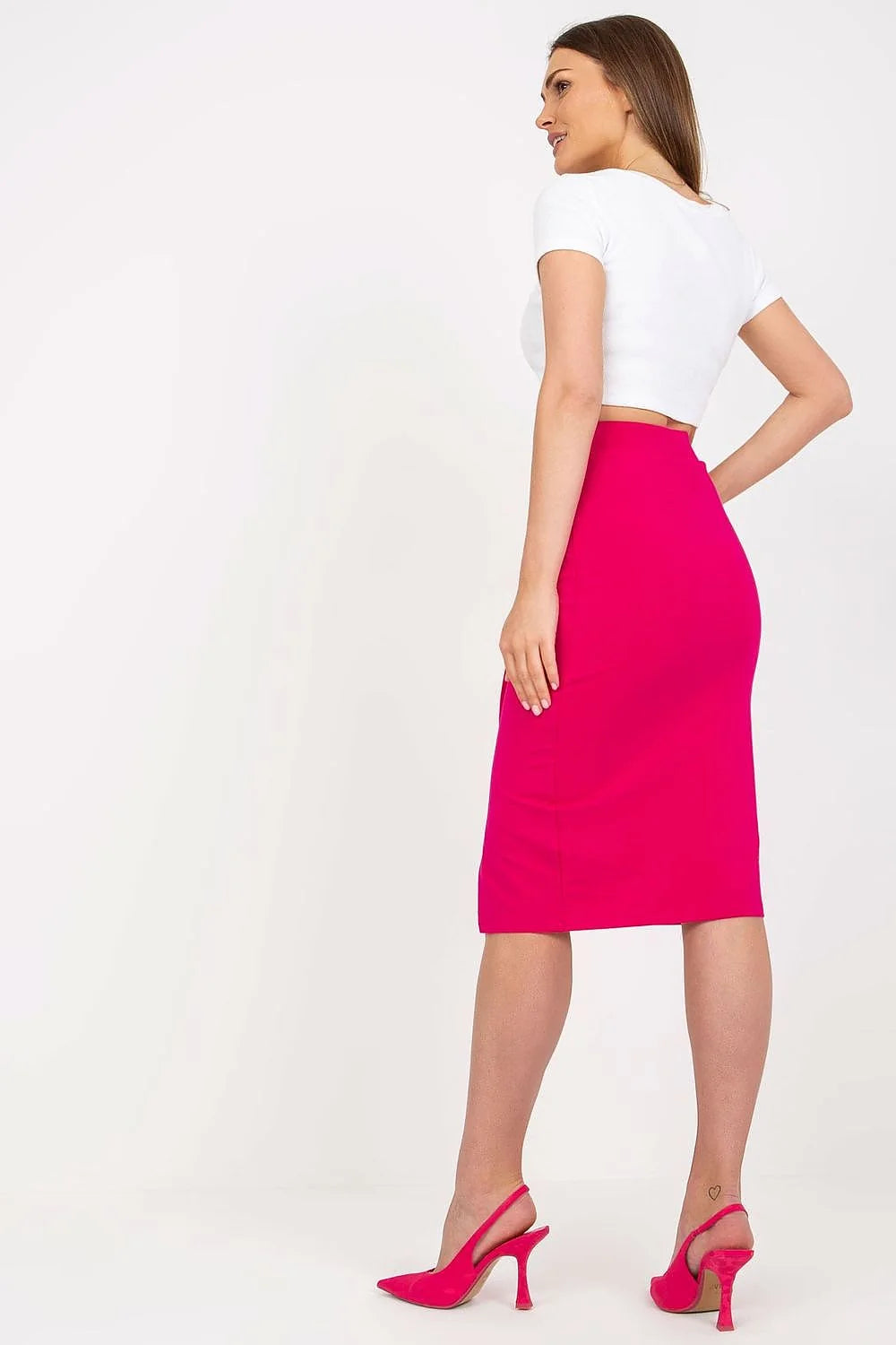 Jupe crayon taille haute fente devant ajustable coton élasthanne crop top blanc rose vif escarpins assortis femme