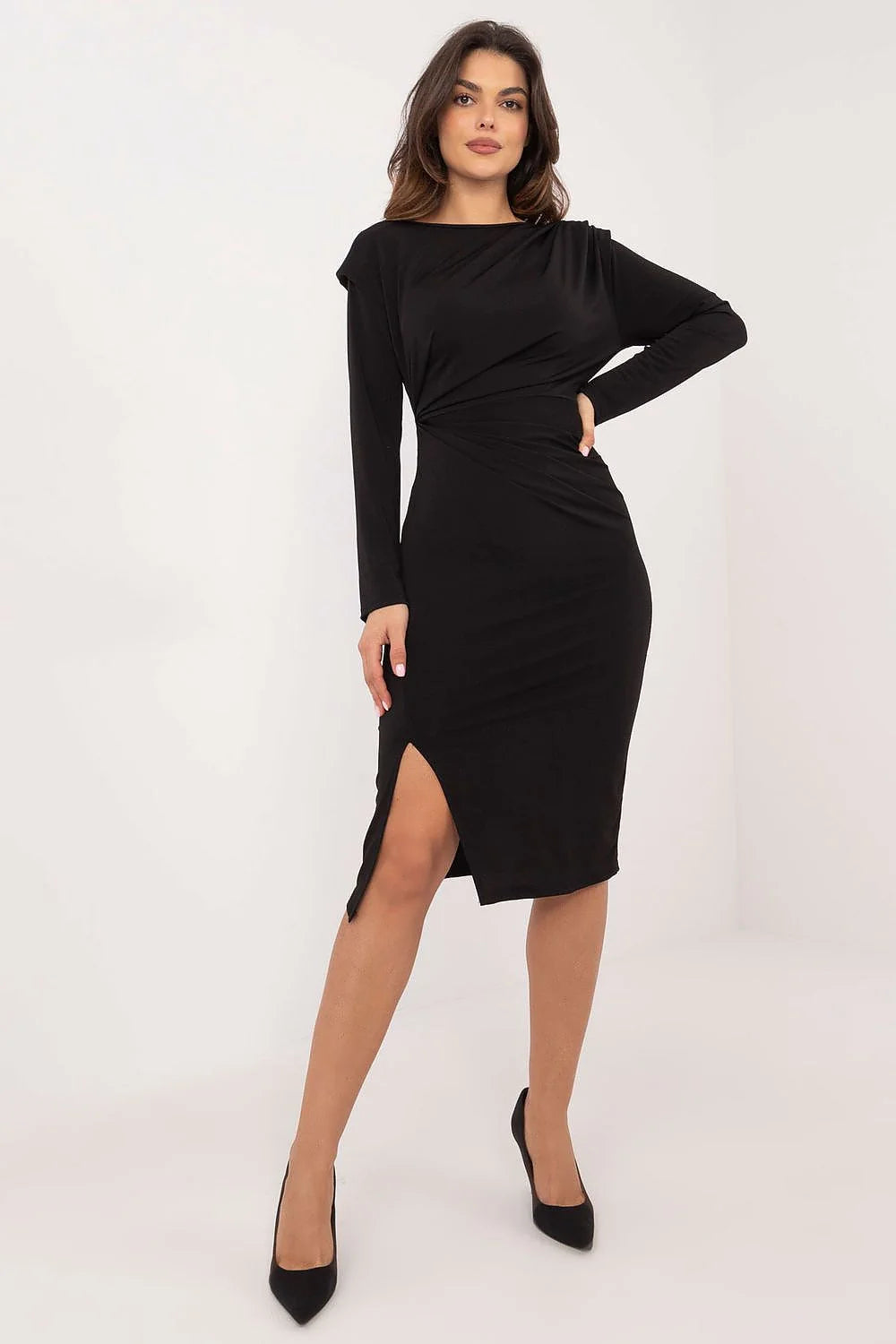 Robe cocktail Italia Moda noire, coupe ajustée, encolure bateau, manches longues, drapé asymétrique, taille cintrée, fente latérale, femmes élégance