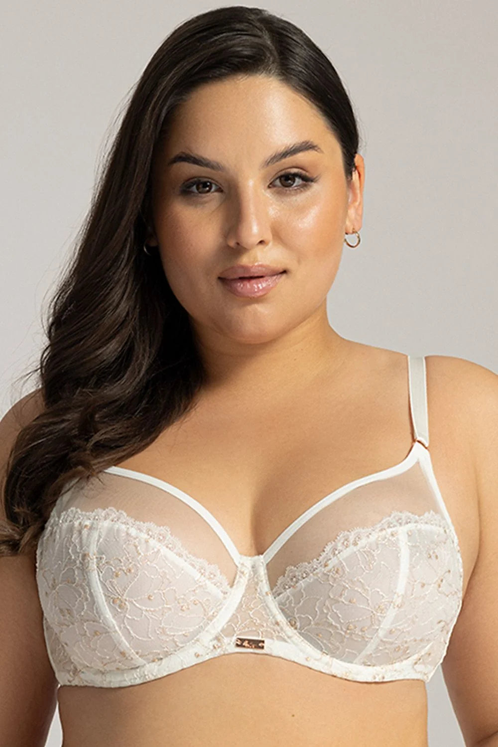 Soutien-gorge féminin élégant en dentelle blanche cassée brodée dorée sans armature coupe emboîtante bretelles ajustables détails métalliques dorés
