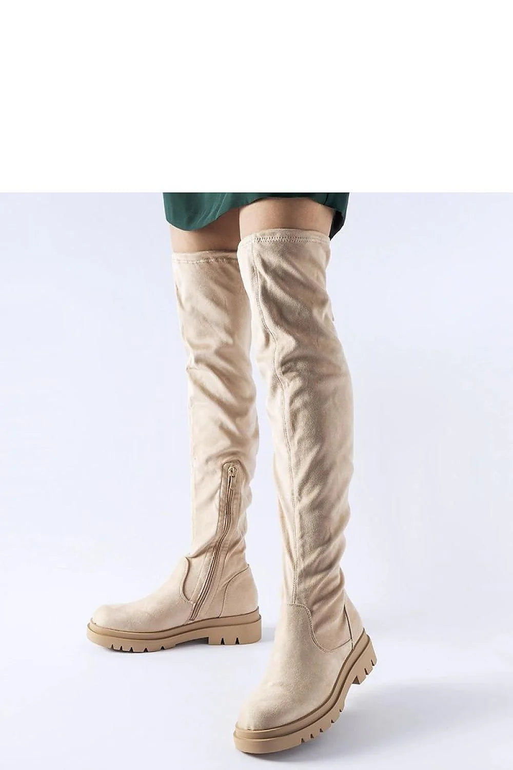 Bottes cuissardes pour femmes design moderne couleur beige clair talon bas semelle crantée confort et style