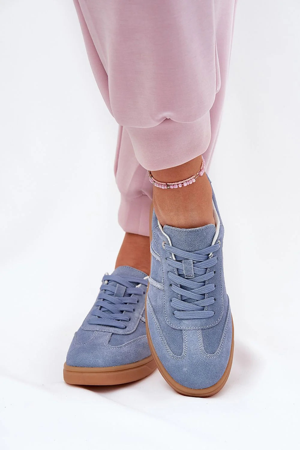 Sneakers basses pour femmes en daim naturel bleu pastel confortable élégante design classique lacage traditionnel semelle intérieure cuir amorti