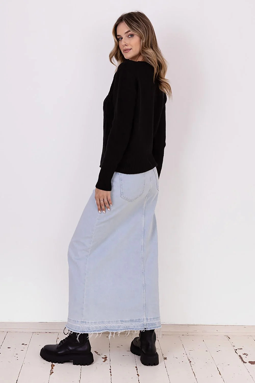 Cardigan noir à encolure ronde et poignets côtelés avec jupe longue en jean bleu délavé femme style intemporel mode