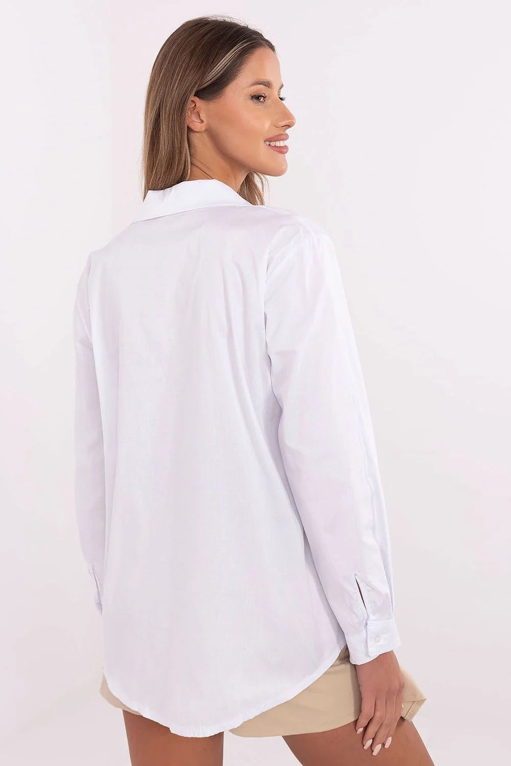 Chemise à manches longues élégante pour femme, coupe ample, détails en boutons, couleur blanche, style classique moderne