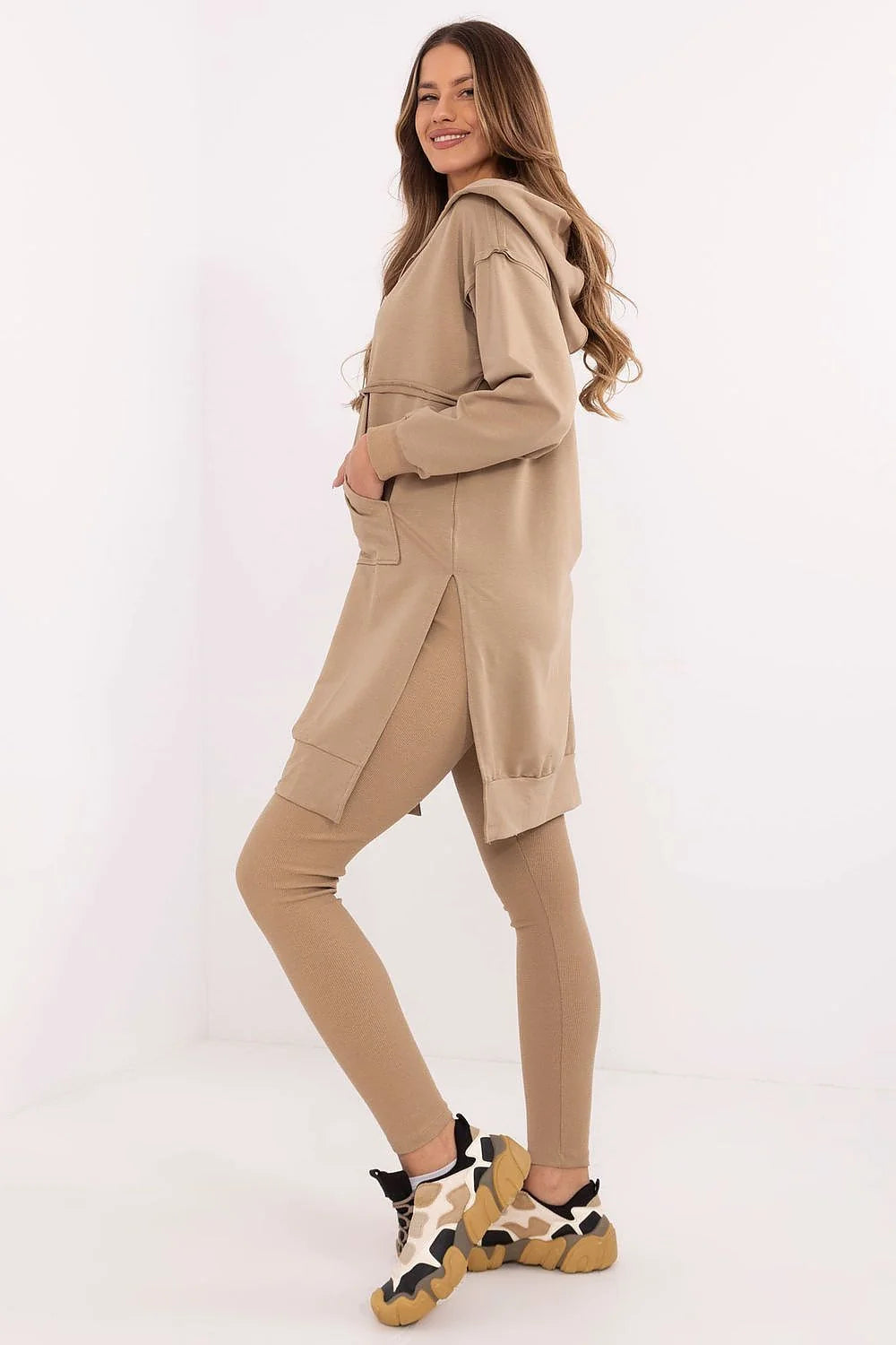 Ensemble robe pull longue et legging femme, style moderne, couleur beige clair, matériau coton élasthanne, confort maximal, occasion quotidienne